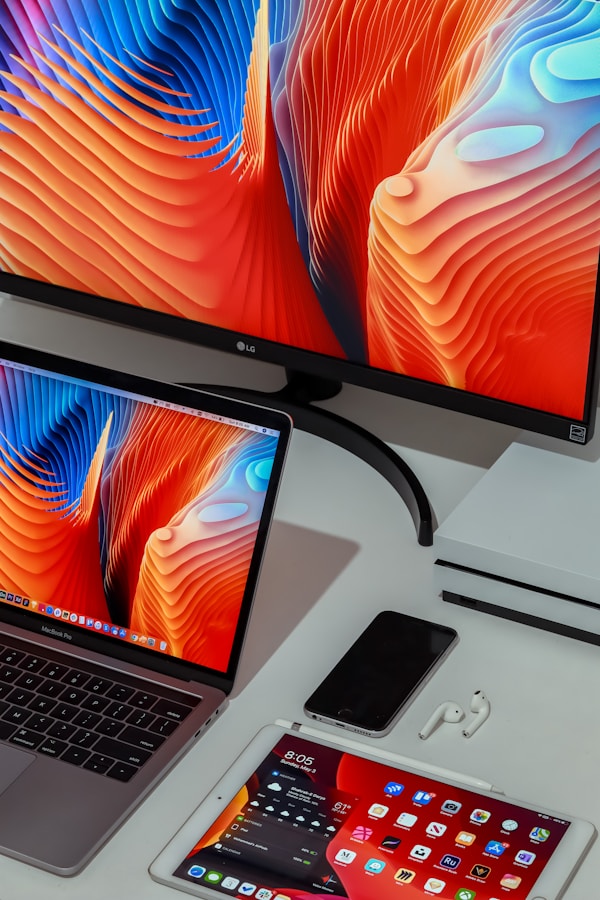 Monitor și laptop pe birou, pregătite pentru diagnosticare