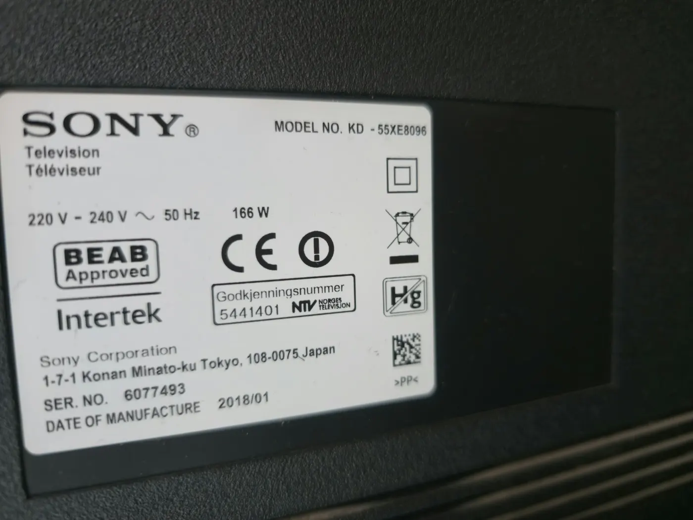 Eticheta din spatele televizorului Sony KD-55XE8096, fabricat în ianuarie 2018