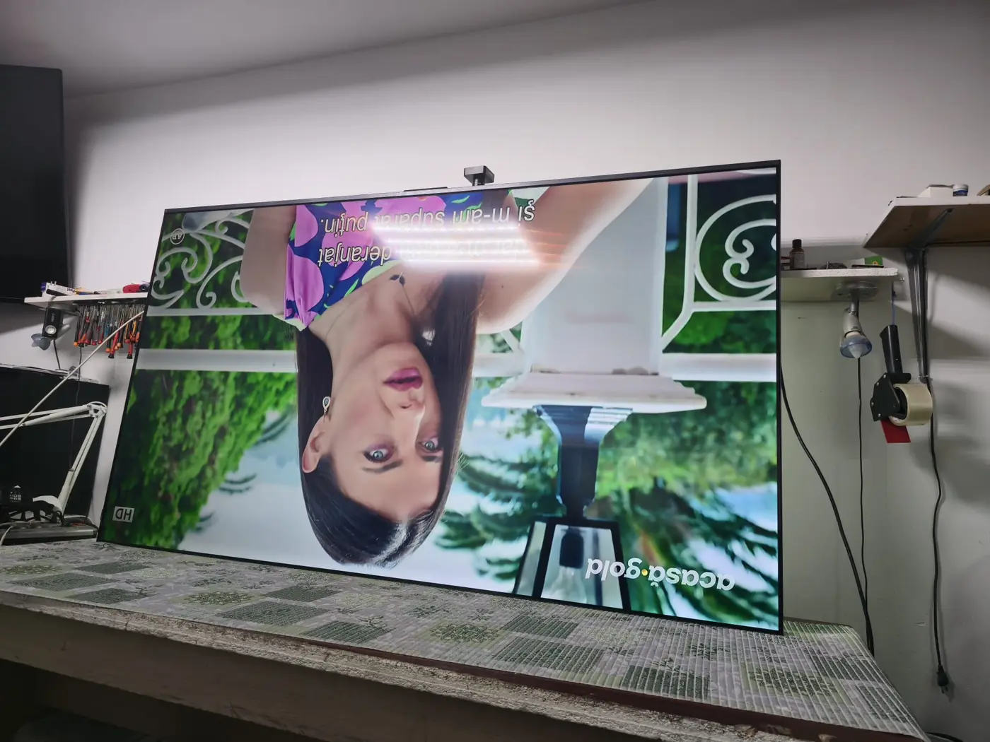 TCL 85C755 reparat, cu imagine pe tot ecranul în timpul testului final din atelier