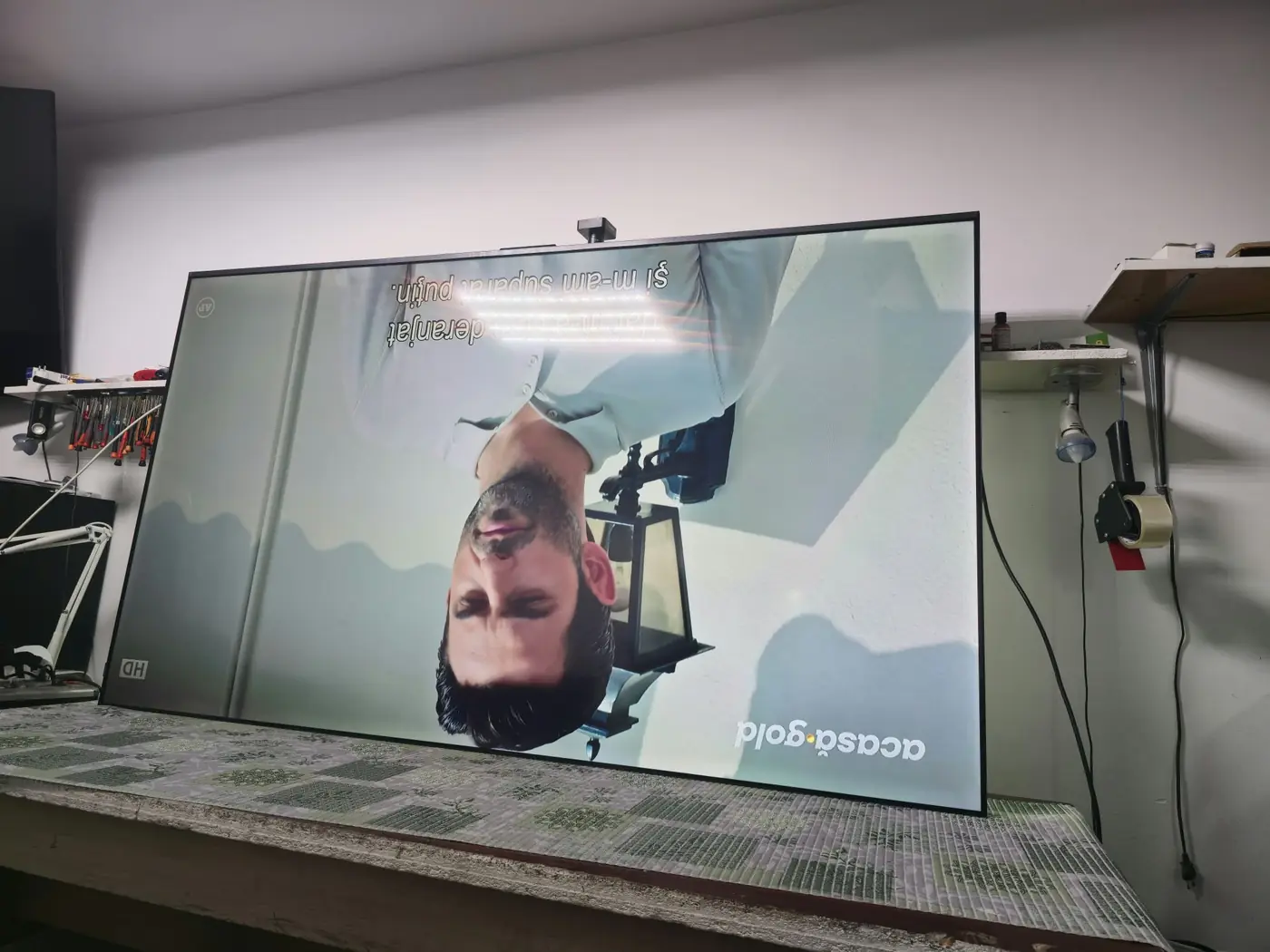 Ecranul de 85 de inch al televizorului TCL 85C755 afișând imagine după reparația plăcii de bază