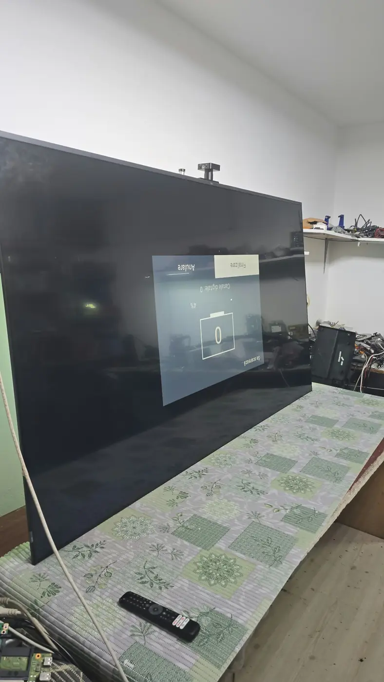 TCL 85C755 în atelier, la începutul scanării de canale digitale după reparație